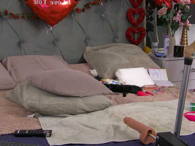 LolaButtie's BongaCams show and profile