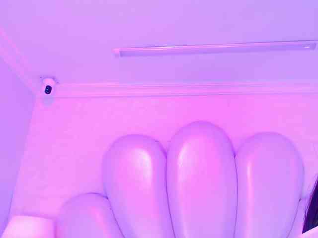 LolaPierce webcam