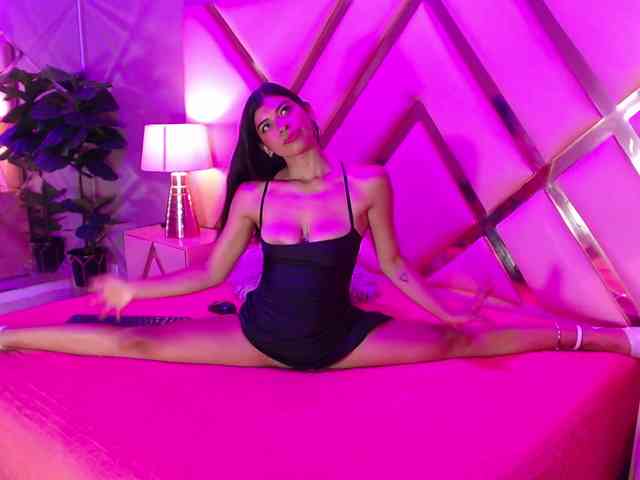 LolaPierce webcam