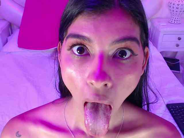 LolaPierce webcam