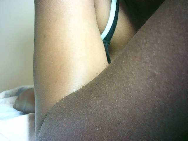 Avrilhunt webcam bongacams model stream image