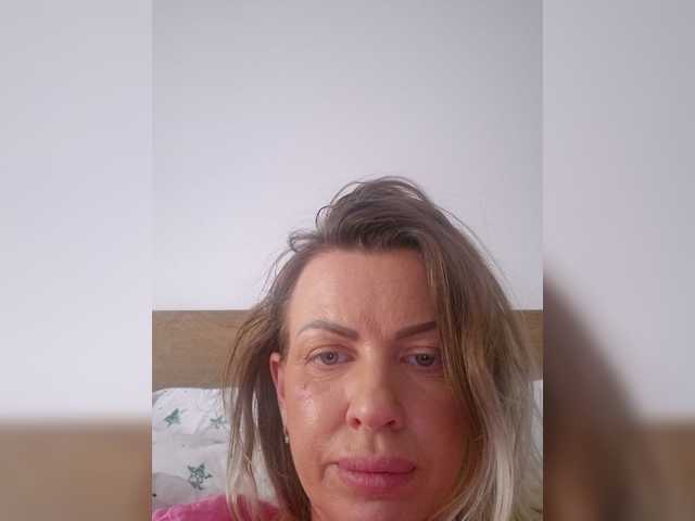 Miahot's BongaCams show and profile