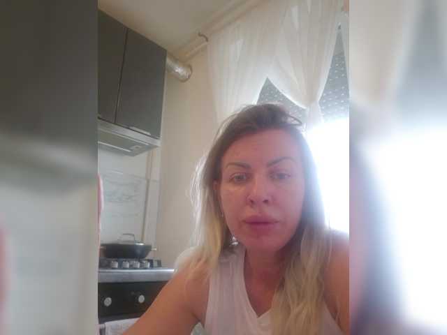 Miahot's BongaCams show and profile