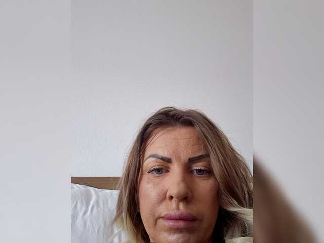 Miahot's BongaCams show and profile