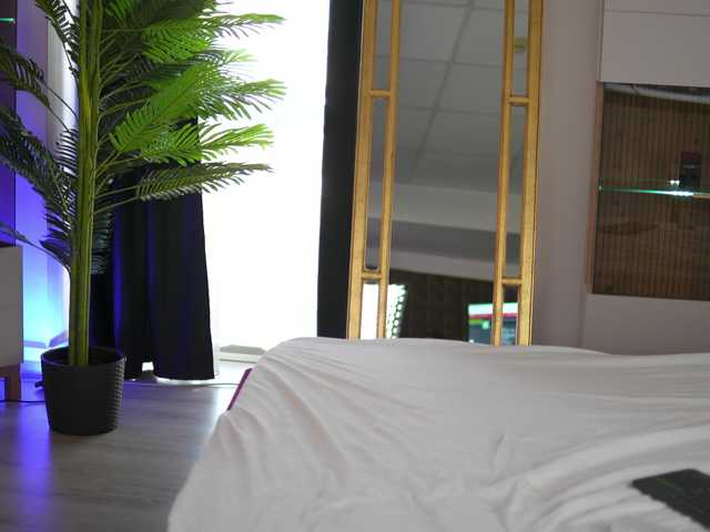 ZenyaNoir's BongaCams show and profile