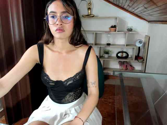 amy-lennox Live Webcam on BongaCams