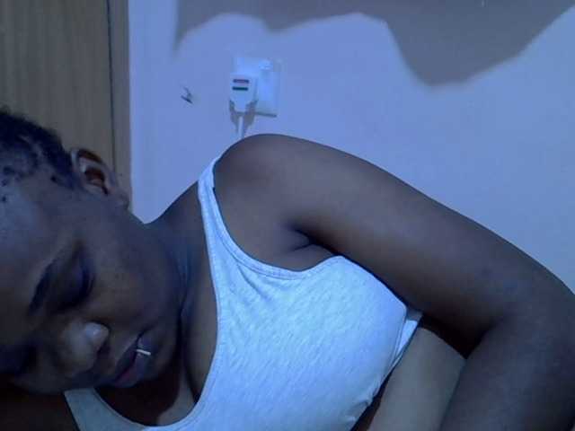 le modèle Ebonybootygirl est en webcam porno dans un show sur le site bongacams, il possède les tags suivants: Ebony,Brunette,Shaved