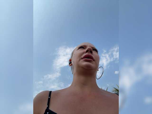 Linnea's BongaCams show and profile