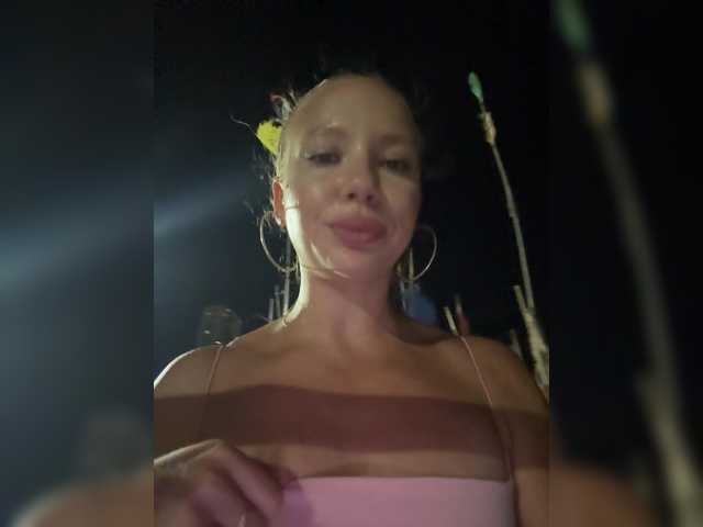 Linnea's BongaCams show and profile