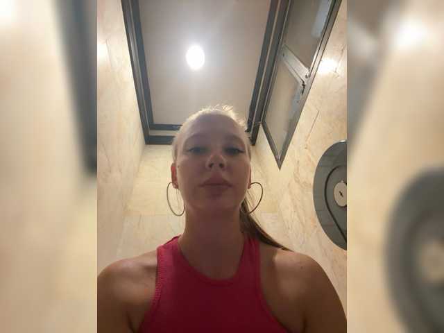 Linnea's BongaCams show and profile