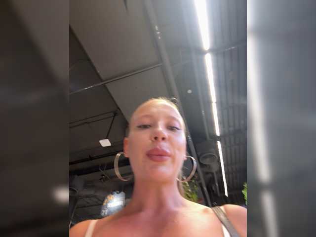 Linnea's BongaCams show and profile