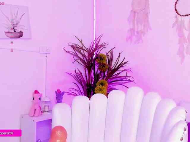 Emylopez Live Webcam on BongaCams