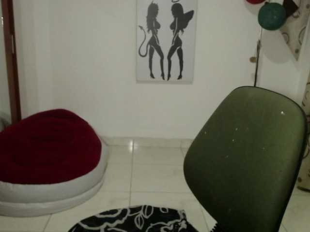 vivian-milf-paint's BongaCams show and profile