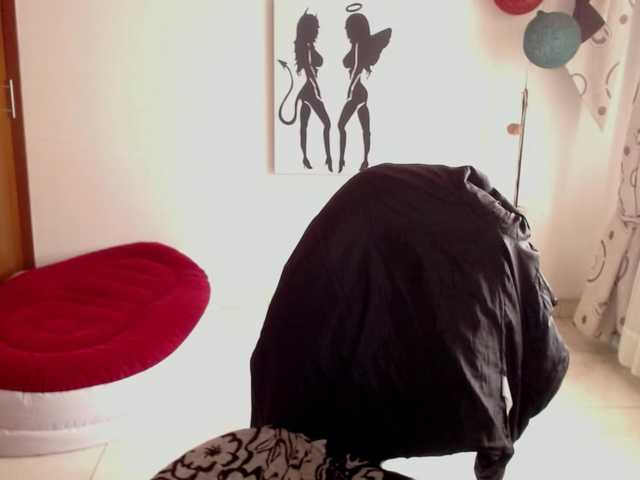 vivian-milf-paint's BongaCams show and profile