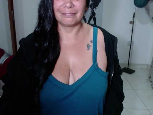 vivian-milf-paint's BongaCams show and profile