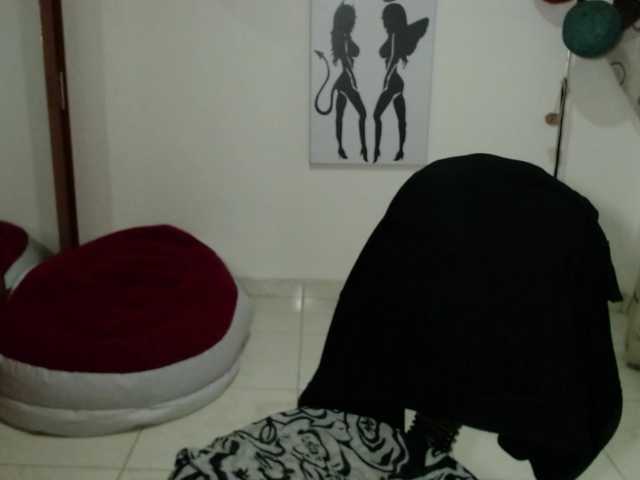 vivian-milf-paint's BongaCams show and profile