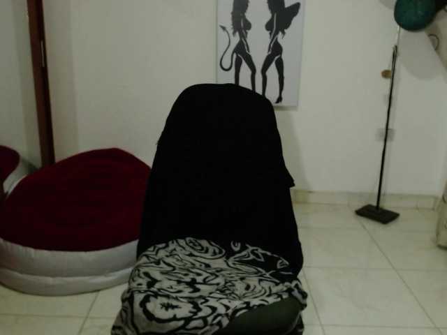 vivian-milf-paint's BongaCams show and profile