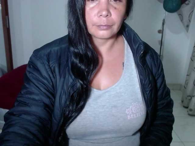 vivian-milf-paint's BongaCams show and profile