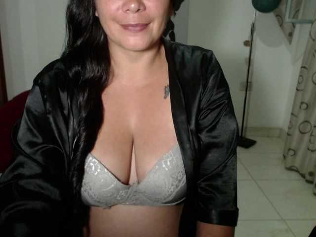 vivian-milf-paint's BongaCams show and profile