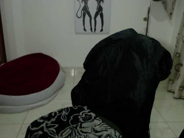 vivian-milf-paint's BongaCams show and profile