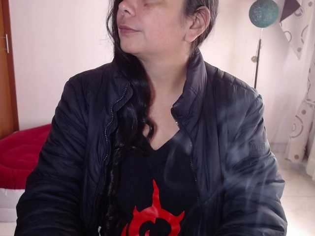 vivian-milf-paint's BongaCams show and profile