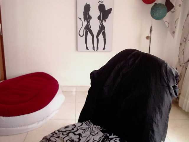 vivian-milf-paint's BongaCams show and profile