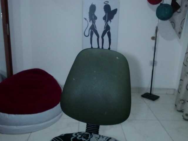 vivian-milf-paint's BongaCams show and profile