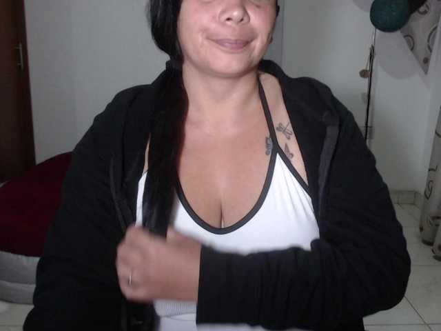 vivian-milf-paint's BongaCams show and profile