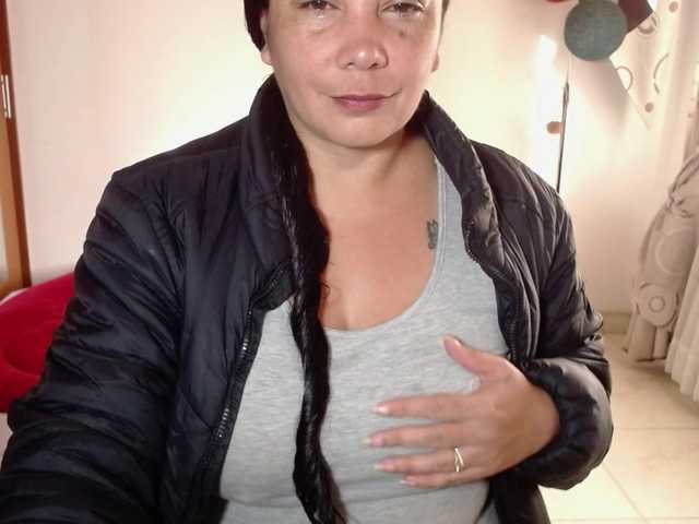 vivian-milf-paint's BongaCams show and profile