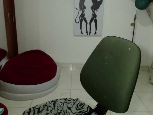 vivian-milf-paint's BongaCams show and profile