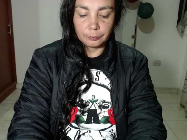 vivian-milf-paint webcam bongacams model stream image