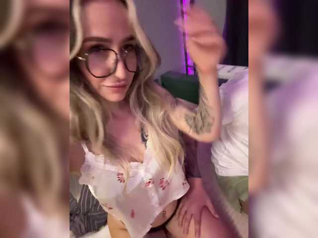 QueenKing's BongaCams show and profile