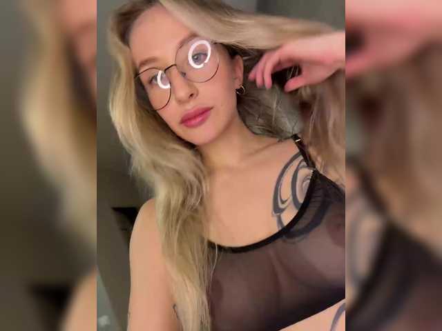 QueenKing's BongaCams show and profile