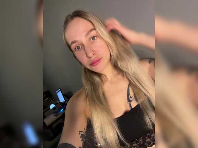 QueenKing's BongaCams show and profile