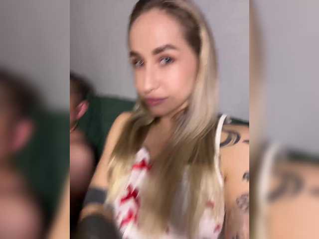 QueenKing's BongaCams show and profile