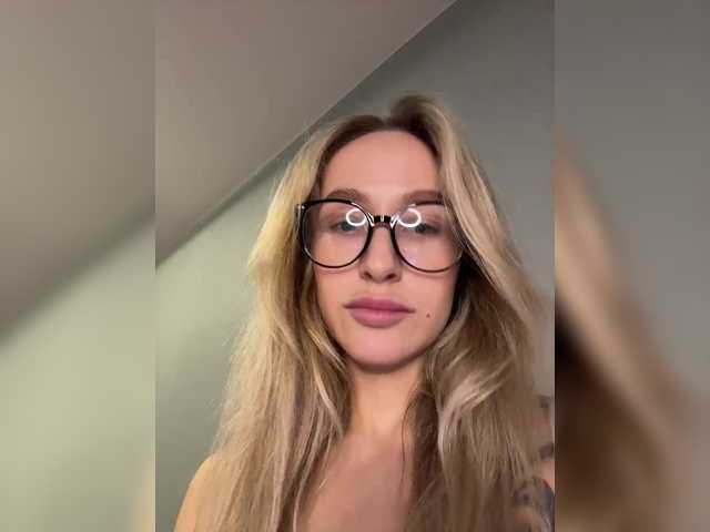 QueenKing's BongaCams show and profile