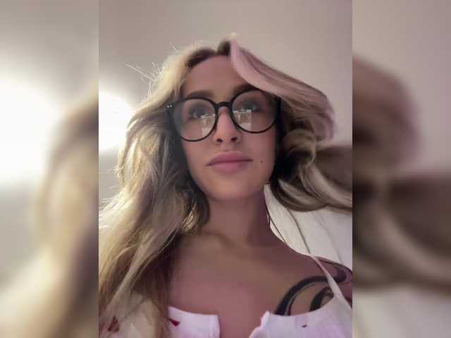 QueenKing's BongaCams show and profile