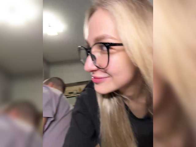 QueenKing's BongaCams show and profile