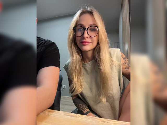 QueenKing's BongaCams show and profile