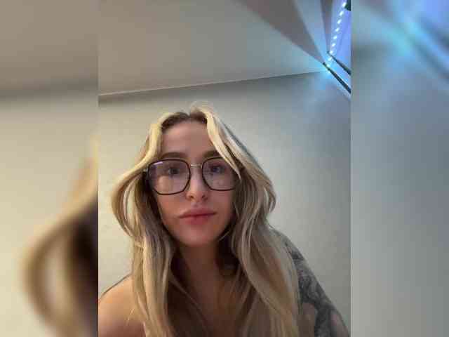 QueenKing Live Webcam on {site_name}