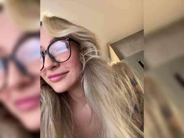 QueenKing Live Webcam on {site_name}