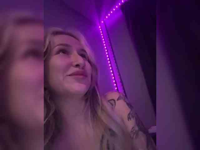 QueenKing Live Webcam on {site_name}