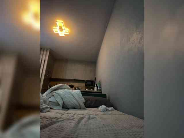 QueenKing Live Webcam on {site_name}