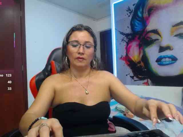 noelia-milf19 webcam