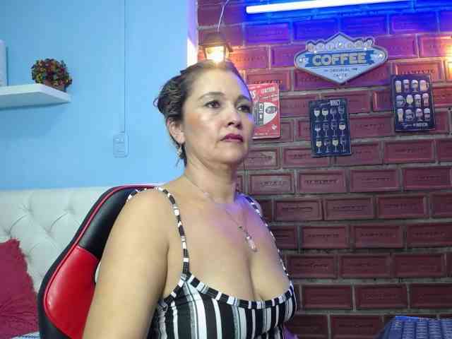 noelia-milf19 webcam