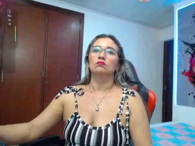 noelia-milf19 webcam