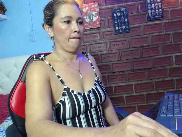 noelia-milf19 webcam