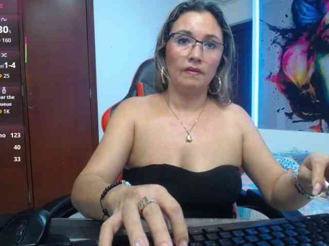 noelia-milf19 webcam