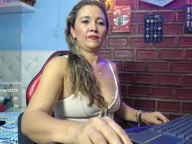 noelia-milf19 webcam