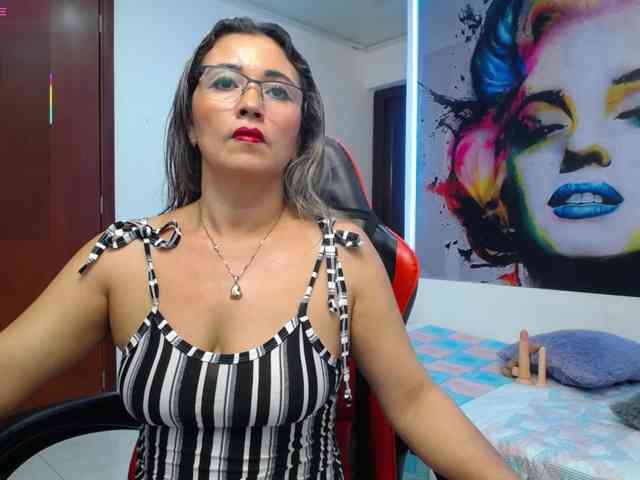 noelia-milf19 webcam